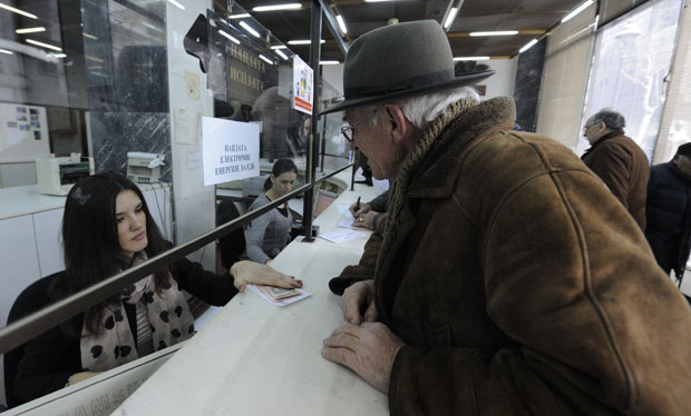 Струјни удар на 8 фотеља